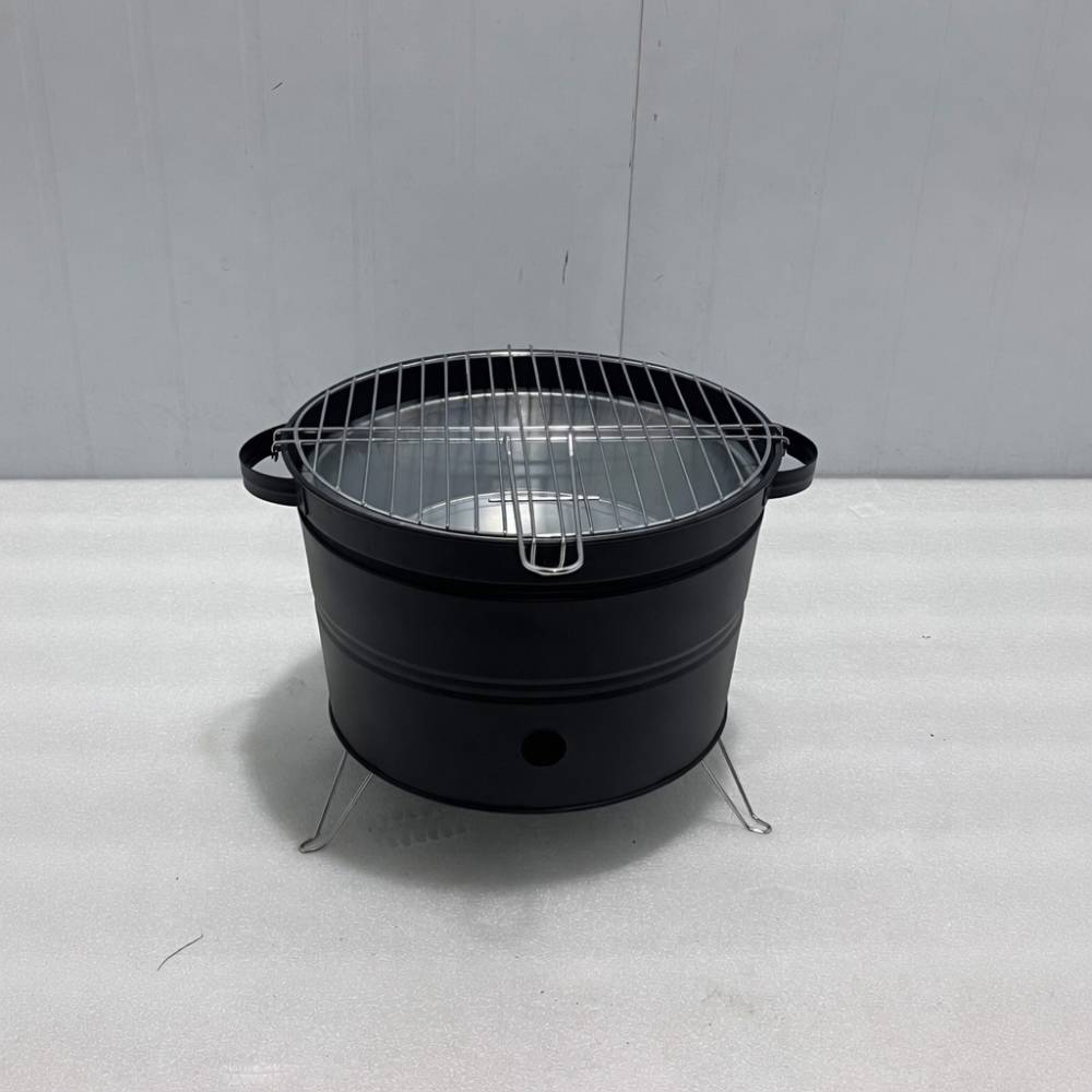 Mini barbecue à charbon portable noir, format compact avec poignées latérales et pieds stables, idéal pour pique‑niques, camping et petites terrasses.