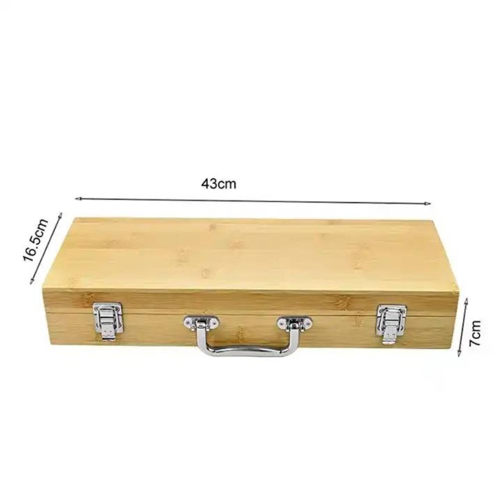 Set de 5 ustensiles de barbecue avec manches en bois et boucles en cuir, présenté dans un coffret en bois robuste et élégant, idéal pour grillades et cuisine en extérieur.