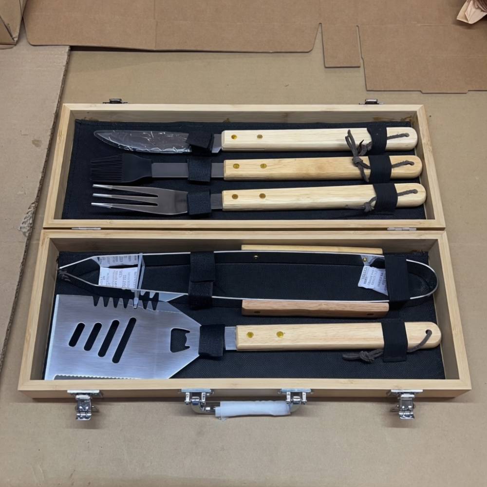 Set de 5 ustensiles de barbecue avec manches en bois et boucles en cuir, présenté dans un coffret en bois robuste et élégant, idéal pour grillades et cuisine en extérieur.