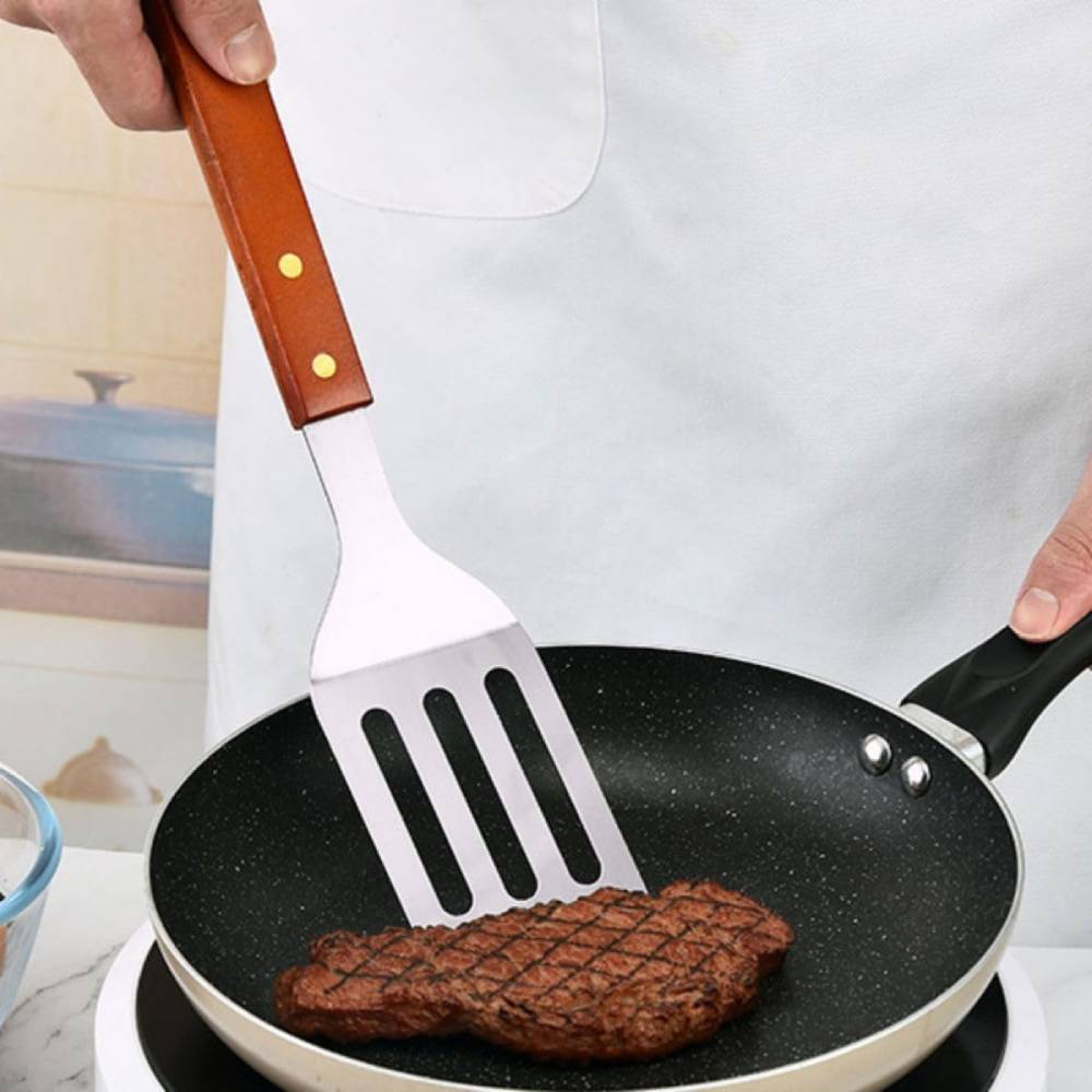 Set complet de 19 ustensiles de barbecue en acier inoxydable avec manches en bois ergonomiques, présenté dans un coffret rigide élégant et pratique, idéal pour grillades en extérieur.
