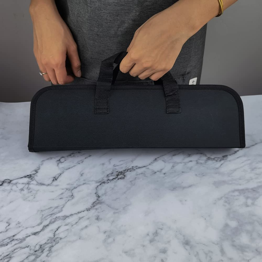 Set de 9 ustensiles de barbecue en acier inoxydable avec poignées métalliques et anneaux de suspension, présenté dans un coffret de transport zippé élégant et pratique, idéal pour grillades en extérieur.
