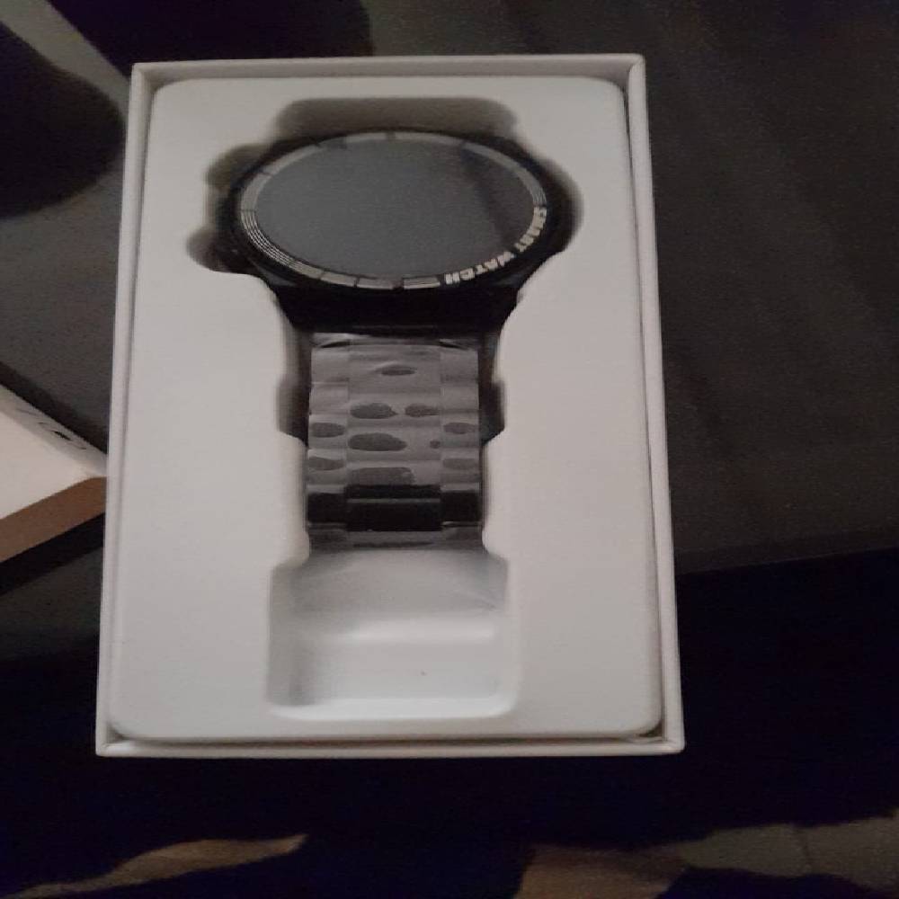 Montre connectée noire élégante, écran tactile, suivi santé et notifications, design moderne, compatible Bluetooth, idéale pour sport et usage quotidien.