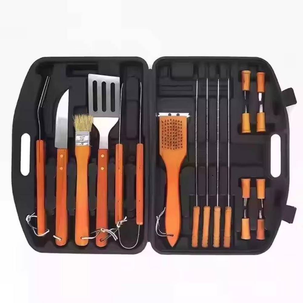 Set complet de 19 ustensiles de barbecue en acier inoxydable avec manches en bois ergonomiques, présenté dans un coffret rigide élégant et pratique, idéal pour grillades en extérieur.