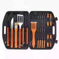 Set complet de 19 ustensiles de barbecue en acier inoxydable avec manches en bois ergonomiques, présenté dans un coffret rigide élégant et pratique, idéal pour grillades en extérieur.