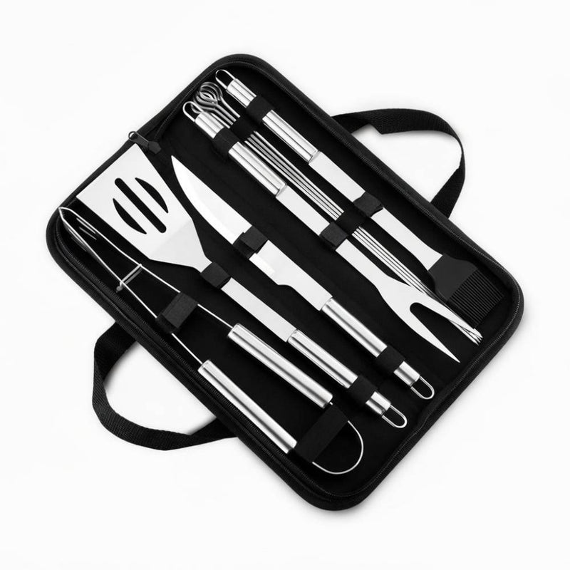 Set de 9 ustensiles de barbecue en acier inoxydable avec poignées métalliques et anneaux de suspension, présenté dans un coffret de transport zippé élégant et pratique, idéal pour grillades en extérieur.