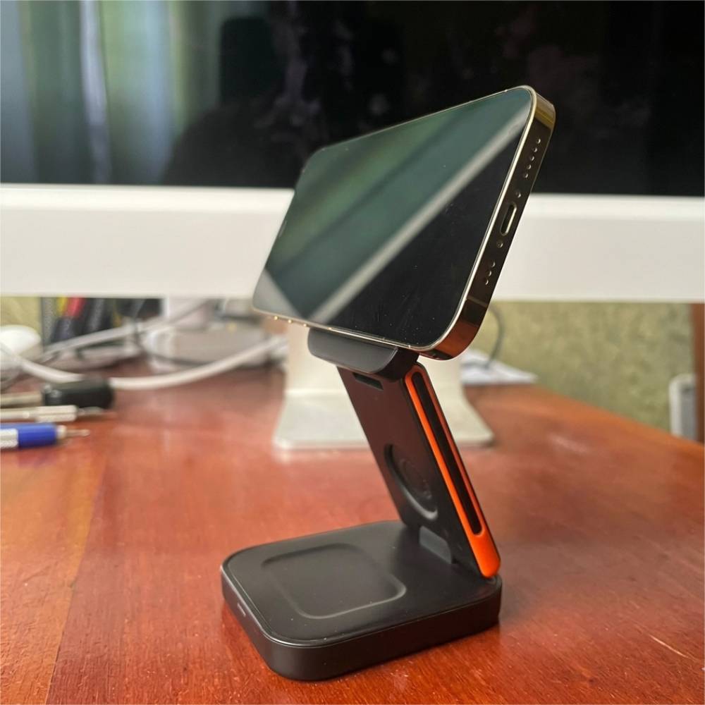 Support de recharge multi‑appareils compact, design moderne avec accents orange.