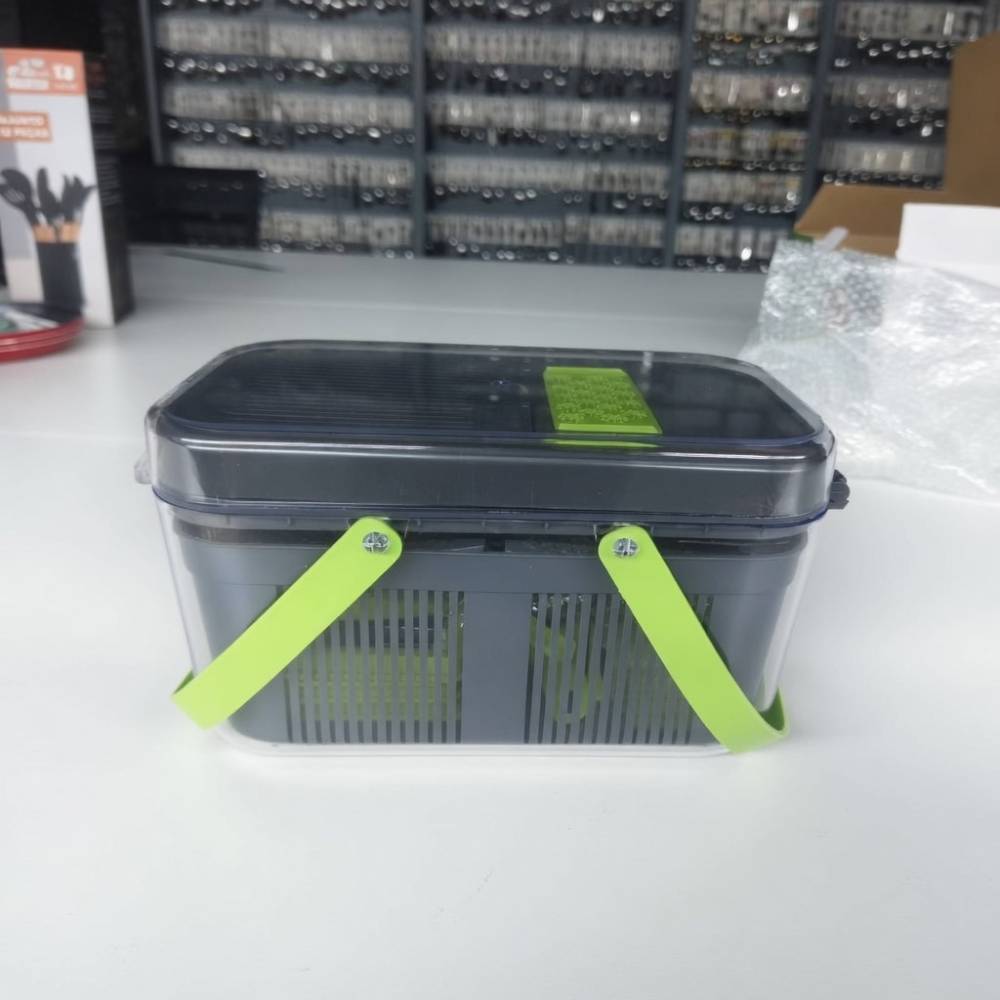 Coupe‑légumes multifonction gris et vert avec récipient transparent, utilisé pour trancher des pommes de terre en chips ondulées et gaufrettes, outil de cuisine pratique et compact.