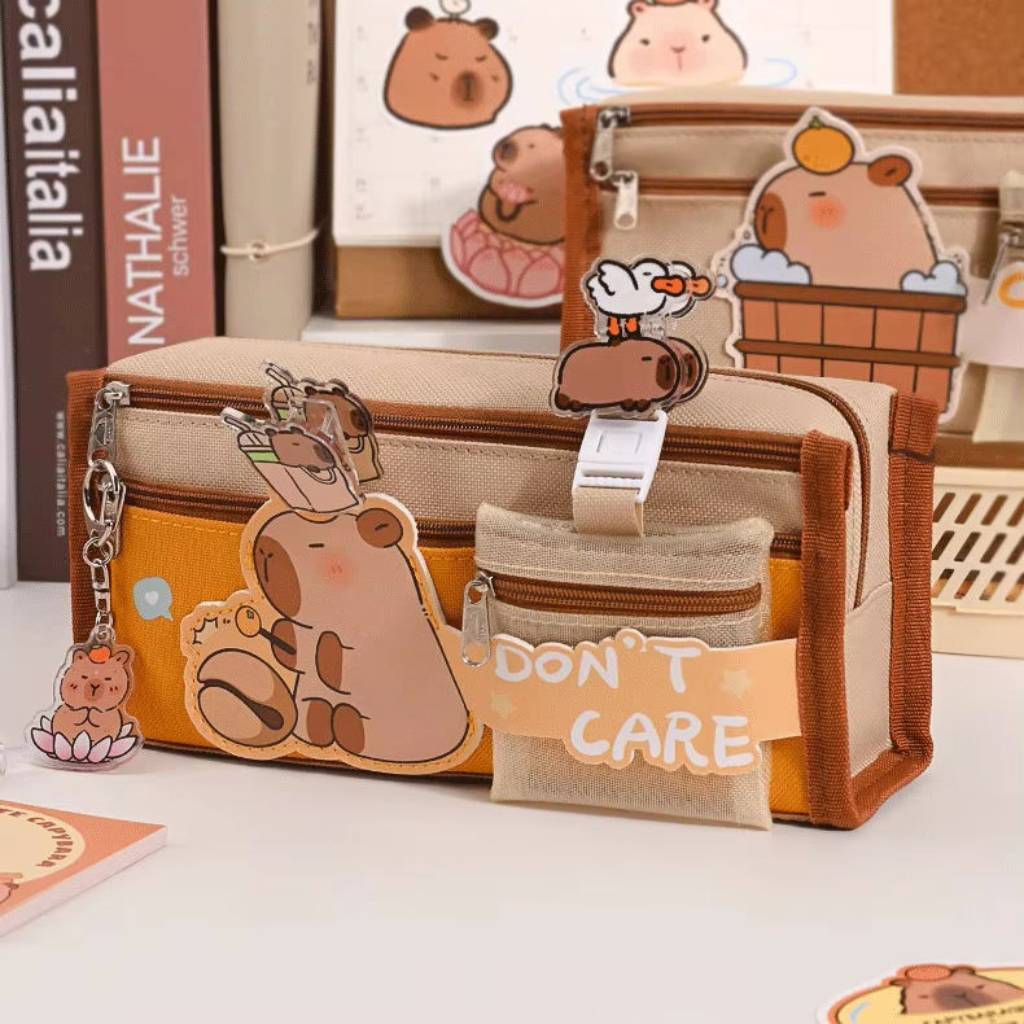 Trousse scolaire Capybara kawaii, compacte et résistante, idéale pour école ou bureau.