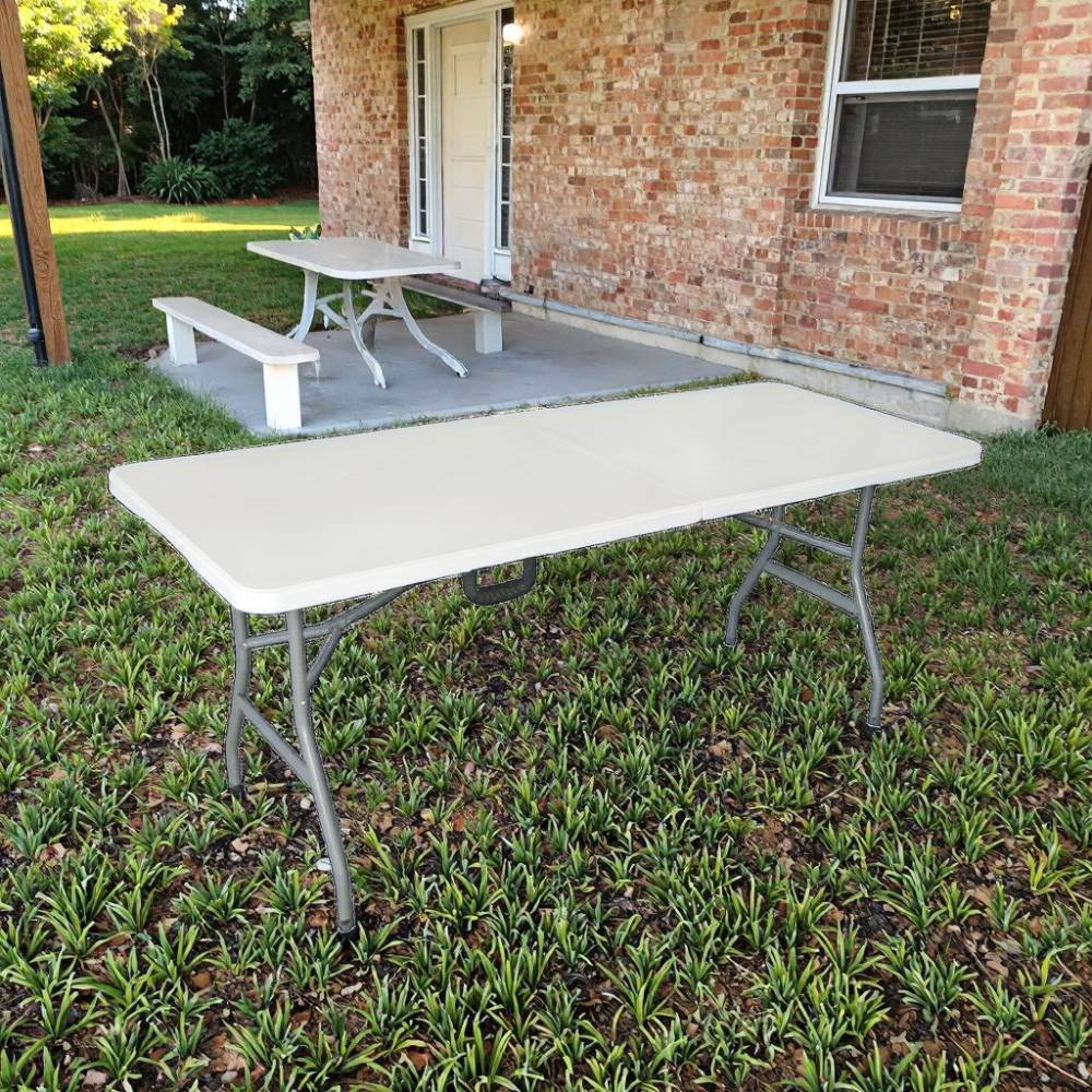Table pliante multifonction robuste, format valise avec poignée intégrée, idéale pour événements, réceptions, jardin et maison.