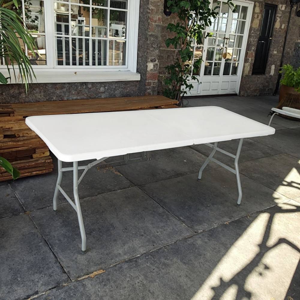 Table pliante multifonction robuste, format valise avec poignée intégrée, idéale pour événements, réceptions, jardin et maison.